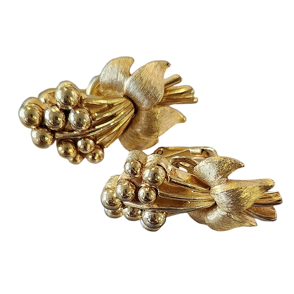 Crown Trifari Vintage Gold Tone Clip On Earrings - Picture 3 of 4